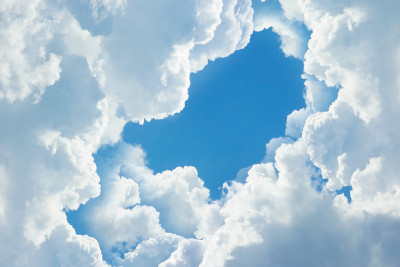 天空。