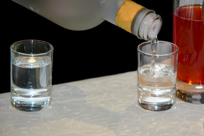 把杯子装满酒精