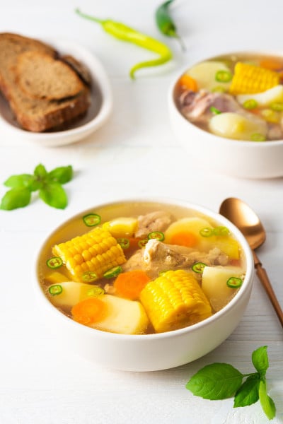 鸡汤，米饭和嫩玉米