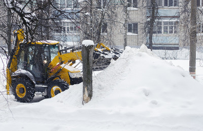 拖拉机铲雪。雪清算。拖拉机在大雪后清理道路。