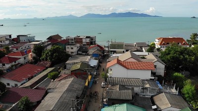 海边的渔村。鸟瞰苏梅岛典型的旅游景点，阳光明媚的日子里有纪念品商店和步行街。亚洲建筑，当地定居点无人