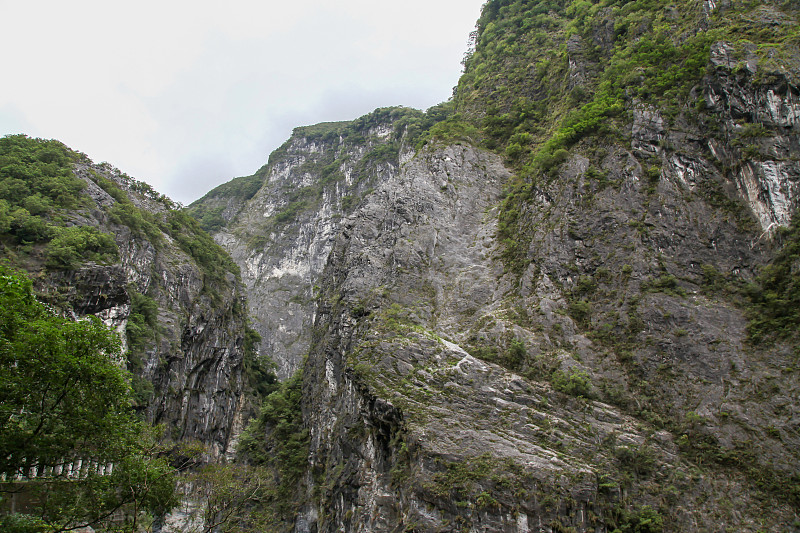 台湾太鲁阁公园的山在暴雨后。