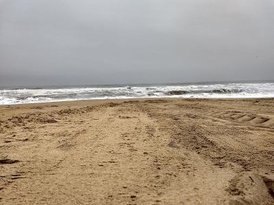 波涛汹涌的海洋和云雾