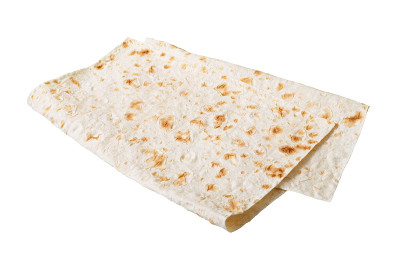 美味、丰盛、健康的亚美尼亚和土耳其无酵扁面包。薄皮塔饼孤立在白色背景。