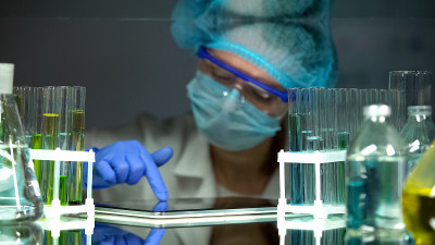 科学家将实验结果添加到平板电脑，现代设备，实验室
