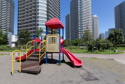 公园的滑梯和高楼大厦和公寓