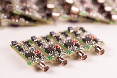 四个小型微电路PCB的特写