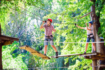 adventure climbing high wire park - people on cour