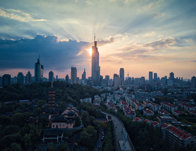 日落后的摩天大楼是南京最高的建筑，无人机在空中拍摄。