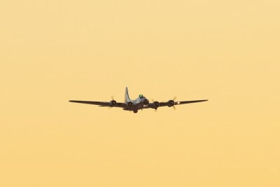 二战轰炸机(B-17飞行堡垒)在美丽的夕阳下