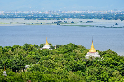 曼德勒城的鸟瞰图，寺庙，金塔，伊洛瓦底江和萨皆山的桥梁。是缅甸著名的旅游景点
