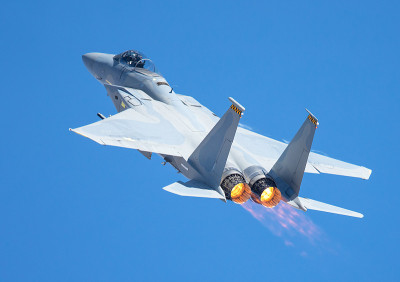 F-15 Eagle在非常近的视野，加力燃烧室打开