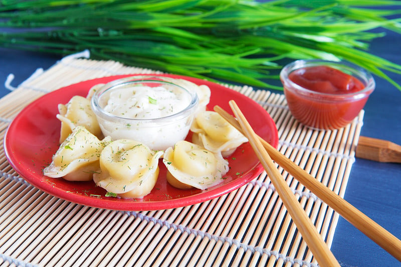 灰色的桌子上放着日式煎饺