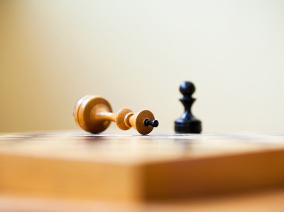 Pawn战胜了国王。棋子。