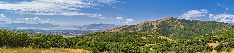 全景景观从特拉弗斯山的普罗沃，犹他州县，犹他州湖和瓦萨奇前落基山脉，和云景。美国犹他州。