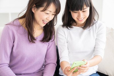 亚裔父母和女儿