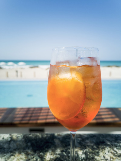 Spritz鸡尾酒池和海滩背景