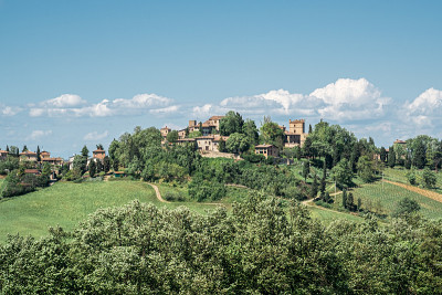 从南边看，Castello di Serravalle村。