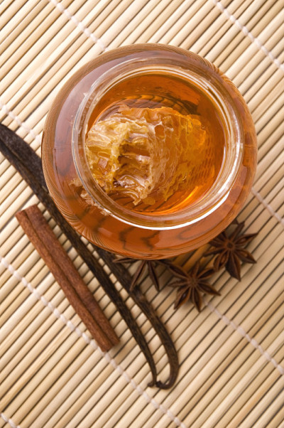 带有蜂房和香料的新鲜蜂蜜