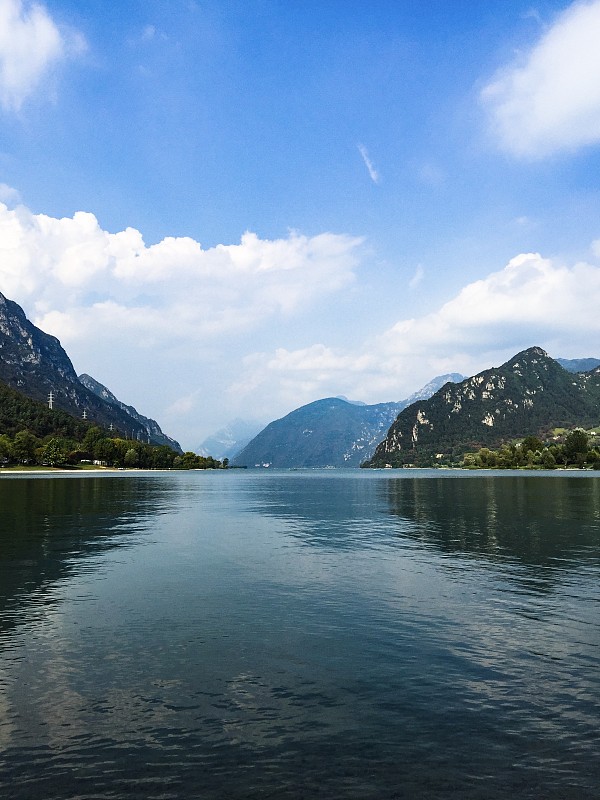 美丽的风景在意大利的伊德罗西湖，蓝天，云彩和山的背景