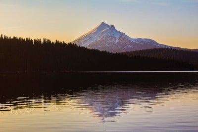 森林湖和麦克劳克林山日落