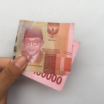 十万印尼盾(Rp. 100.000,00)的纸币，作为一种适用于印度尼西亚的交易手段。