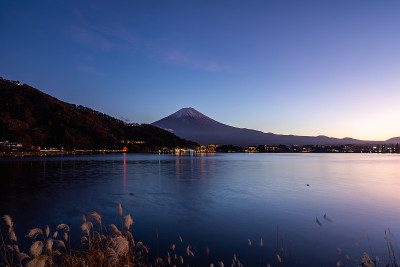 富士山鸟瞰图。日本的标志性山峰。富士山傍晚日落景观，川口町，山梨，日本。