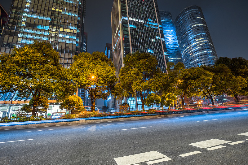 夜晚空荡荡的城市道路和现代化的天际线