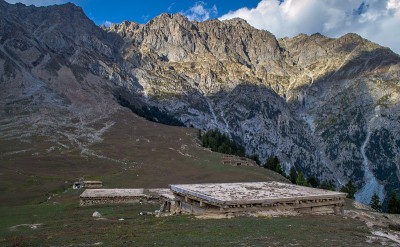 白雪覆盖的高山、高山草甸和当地的山区居民点