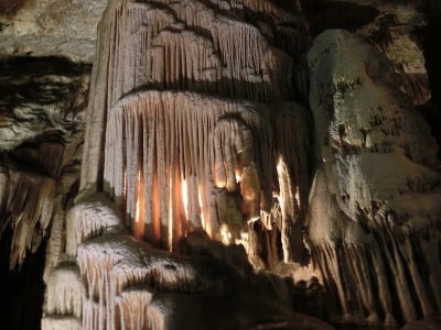 风景如画的喀斯特地貌照亮了洞穴，Postojna grotte