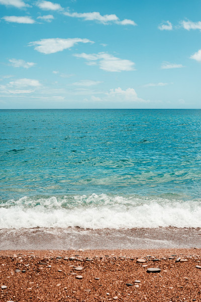 金色海岸和蓝天沙滩海岸线和清澈的海水在海洋背景