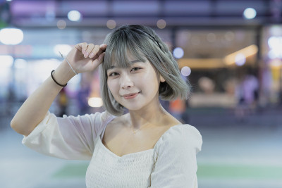 一名年轻女子晚上在东京摆造型