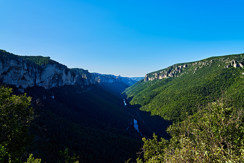 峡谷中有塔恩河，日出时有峡谷杜塔恩的光影