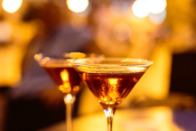 桌上放着马提尼酒杯