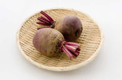 红甜菜或甜菜根竹筛。