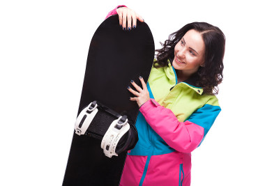 美丽的年轻女子在滑雪装备和持有滑雪板