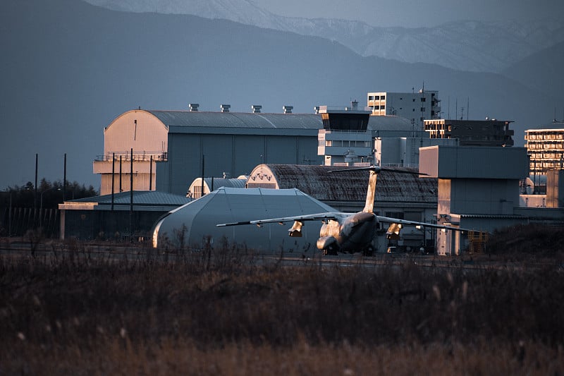 日落时分的空军基地