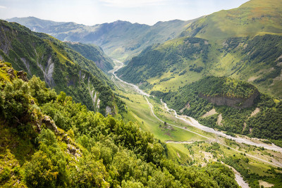 从卡兹别克山周围俯瞰乔治亚山脉和峡谷的风景