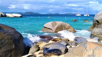 巨大的岩石，天堂般的白色沙滩和清澈的海水在维尔京戈达岛，加勒比