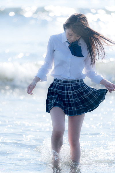 海滩上的女学生