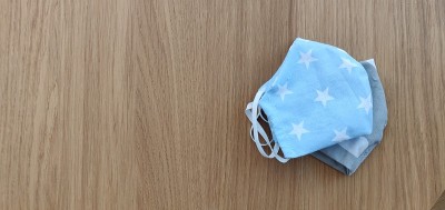 Self-sewing防护面具。桌上放自制的防护口罩和几块布