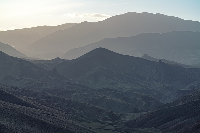 山岭地形在雾霾景观