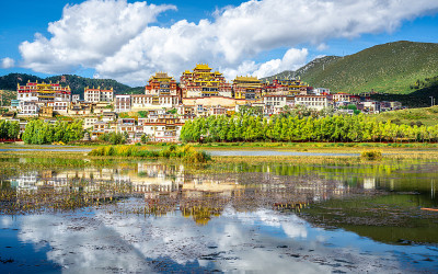 甘丹寺风景如画的湖和水倒影在中国云南香格里拉