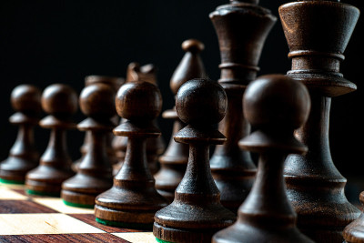 微距拍摄的棋子在棋盘上的黑暗背景