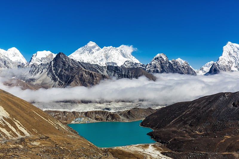 山中的湖