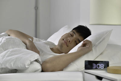 英俊的亚洲年轻男子睡在床上