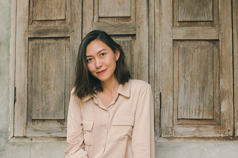 妇女们靠窗而坐。
