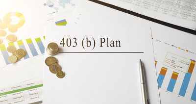 文件与签署403b计划。退休的概念。