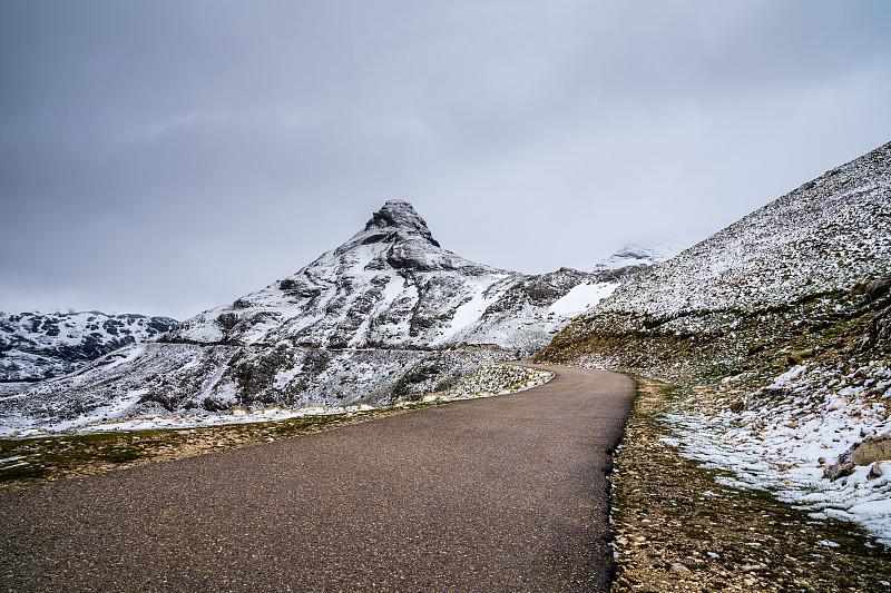 黑山，高山公路赛德罗通过路线，通过美丽的durmitor国家公园的自然景观和被冰雪覆盖的山脉在春天五