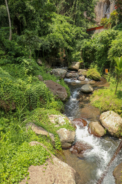 巴基斯坦河谷的河床，有湍急的水流和巨石。在坦帕克西林一个葬礼中心，水流在河床的岩石上翻滚。印尼巴厘岛